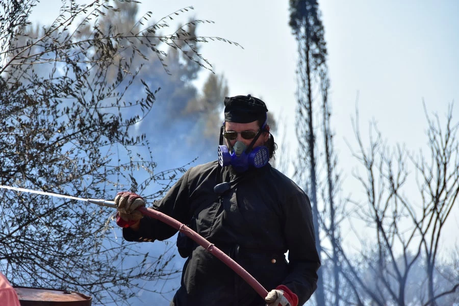 Ιερέας σε ρόλο πυροσβέστη στο Ναύπλιο: «Με περικύκλωσε η φωτιά μια φορά και τρόμαξα προς στιγμήν»